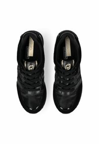Baskets de sport noires avec un design texturé, matériaux synthétiques lisses et suède, et lacets noirs. Caractéristiques d'un logo sur la languette et d'une semelle intérieure à motifs.