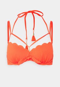 Top de bikini laranja brilhante com material texturizado, bordas em forma de escalope e alças múltiplas ajustáveis com detalhes em dourado e tasséis.