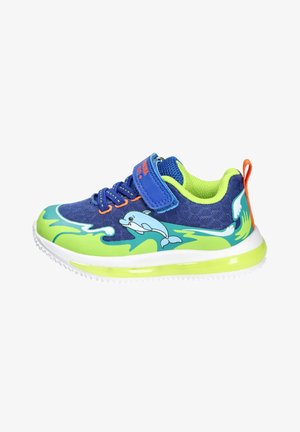 Niebiesko-zielony dziecięcy sneaker z grafiką delfina, pomarańczową pętelką do ściągania, paskiem na rzep i białą podeszwą z neonowo-żółtymi akcentami.
