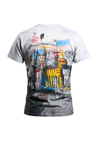 Camiseta gráfica con un diseño abstracto colorido de animales estilizados en negro, amarillo y blanco sobre un fondo gris y blanco.