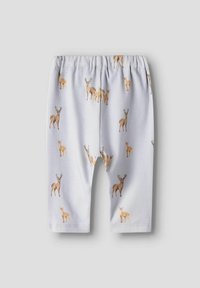 Lichtblauwe shorts van zachte stof, met een herhaald patroon van bruine herten met takken, elastische tailleband en een gladde textuur.