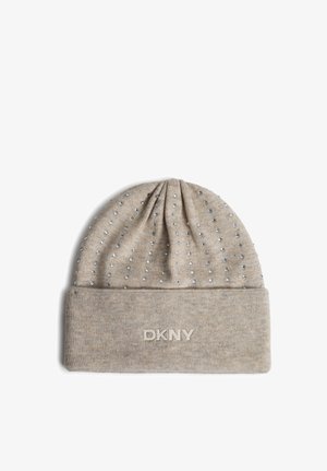 Gorro beige de punto con puño doblado, decorado con pequeños remaches plateados y un logotipo elevado de DKNY en la parte frontal del puño.
