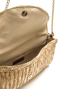 Borsa intrecciata in paglia con tracolla a catena color oro, dotata di interno metallico e chiusura a scatto. Include una piccola tasca interna.