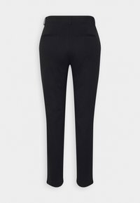 Pantalons noirs ajustés avec une coupe slim, un tissu lisse, deux poches arrière et une taille épurée. L'ourlet se termine juste au-dessus de la cheville.