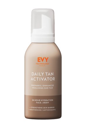Evy Technology Daily Tan Activator, beige plastic fles, witte dop, oranje en witte tekst, bevat aanwijzingen voor hydratatie en antioxidanten.