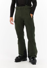 Groene skibroek met verstelbare bretels, twee zijzakken en versterkte zwarte accenten bij de enkels. Gemaakt van duurzaam, weerbestendig materiaal.