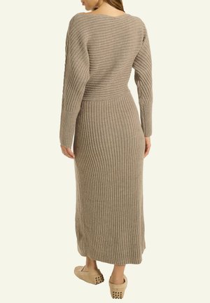 Ribbed Strickmaxikleid in Taupe, mit langen Ärmeln und taillierter Passform. Weiche Textur mit fließender Silhouette und knielang.