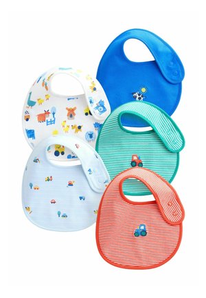 Fünf Baby-Lätzchen in verschiedenen Farben: Blau, Weiß mit Mustern, Hellblau gestreift, Grün mit Streifen und Rot mit weißen Streifen. Jedes hat einen Knopfverschluss.