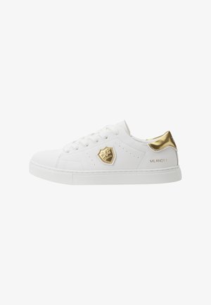 Weißer Sneaker mit glatter Textur, goldener Akzent an der Ferse, eingeprägtem Logo, runder Zehenpartie und flacher Gummisohle. Schnürverschluss.