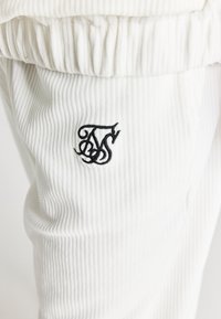SIKSILK Träningsbyxor - off-white