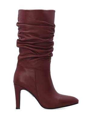 Dame mid-calf slouchy burgunder læderstøvle med spids tå og høj slank hæl, vist i sideprofil på hvid baggrund.