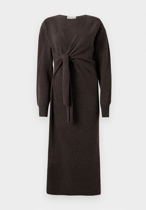 Robe tricotée marron à manches longues, avec un design enroulé présentant un nœud frontal et des poignets côtelés, arrivant à mi-mollet.