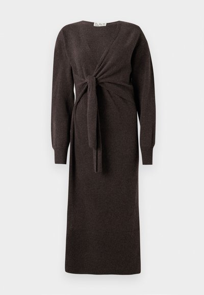 Brun strikket kjole med lange ermer, en omslagsdesign med en frontknute og ribbede mansjetter, som går til midten av leggen.