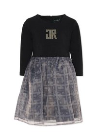 Czarna sukienka z długimi rękawami i okrągłym dekoltem. Gorset zdobi wzór z kryształków "JR", a spódnica ma przezroczystą, wzorzystą nakładkę.