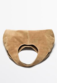 Borsa in suede marrone con design curvo, manico intagliato e finitura liscia. Presenta una cucitura centrale e una finitura morbida. La dimensione è media.