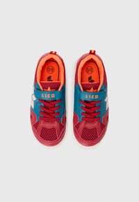 Baskets rouges et bleues avec texture en maille, dotées d'un design à lacets, d'une sangle ajustable, d'accents blancs et d'un intérieur orange vif. Taille EU 28.
