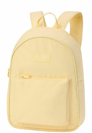 Mochila pequeña de color amarillo pálido con logotipo de Dakine, bolsillo frontal con cremallera, correas acolchadas para los hombros y asa superior para llevar.