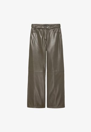 Olijfgroene leren wijde taille broek met een gladde textuur, voorzakken, riemlussen en een subtiele glans. Heeft een gestikte paneelontwerp.