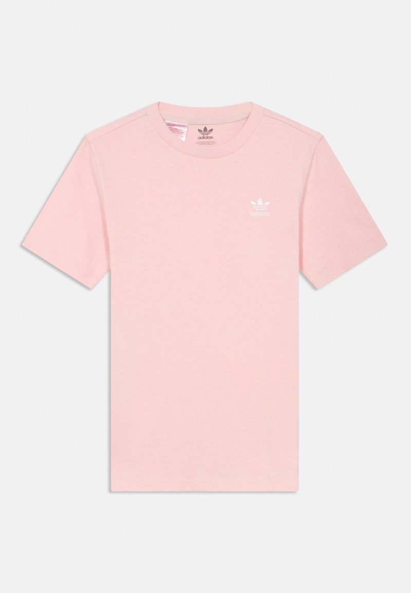 Jasnoróżowa koszulka Adidas z krótkim rękawem i małym białym logo Adidas na lewej piersi, prezentowana na białym tle.