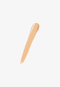 Beige Flüssigfoundation mit einer glatten, cremigen Textur, in einem fließenden Strich aufgetragen, der ihren hellen, warmen Farbton auf einem weißen Hintergrund zeigt.