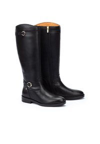 Botas de cuero negro hasta la rodilla con cremallera lateral, acentos metálicos redondeados, textura suave y tacón bajo.