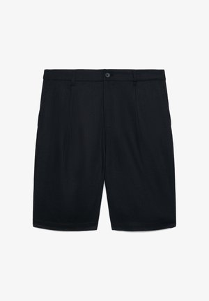 Schwarze, maßgeschneiderte Shorts mit vorderen Falten, Gürtelschlaufen, Knopfverschluss und seitlichen Taschen, entworfen für einen formellen oder halbformellen Look.