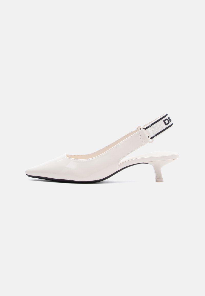 Λευκό παπούτσι σανδάλι από γυαλιστερό δέρμα με μυτερή μύτη, χαμηλό τακούνι τύπου kitten, και μαύρη και λευκή ελαστική λουρίδα με λογότυπο στη φτέρνα.