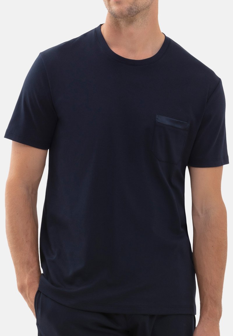 Marineblauw T-shirt met korte mouwen van zachte stof, met een ronde halslijn en een linkerkant borstzak met een nette afwerking.