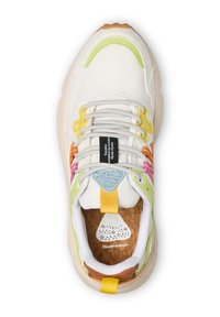Zapatilla blanca con acentos multicolores en amarillo, verde, rosa y azul. Plantilla de corcho con patrón floral y cordones texturizados.