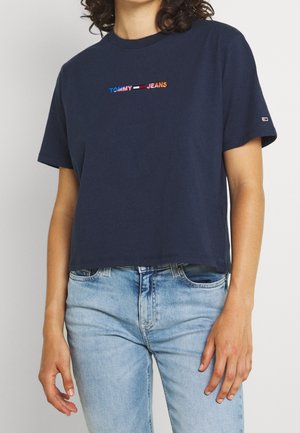 Mørkeblå bomulds t-shirt med en cropped design og broderet "TOMMY JEANS" logo i rød, hvid og blå. Korte ærmer og rund hals.