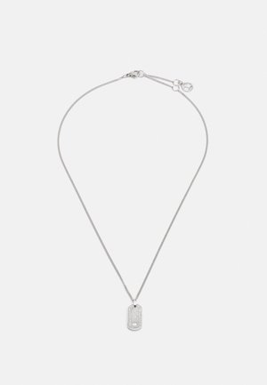 Collana argento con una catena sottile e un ciondolo a forma di dog tag rettangolare, dotato di una superficie testurizzata e di un piccolo accessorio pendente.