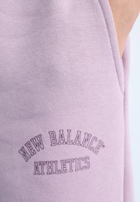 New Balance SEASONAL GRAPHIC - Tréningruha alsók - ice wine