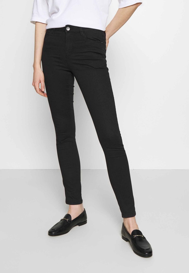 Sorte skinny jeans laget av denim, med middels høy midje, fem-lomme-design og en enkel knappelukking. Glatt tekstur, minimal detaljering.