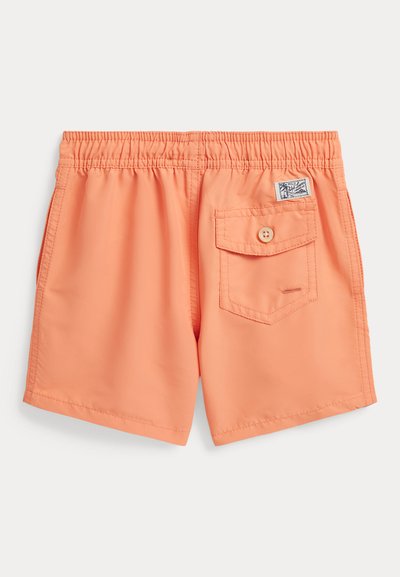 Μαγιό βερμούδα σε κοραλί απόχρωση με ελαστική μέση, πίσω τσέπη με ένα κουμπί και ένα μικρό διακριτικό λογότυπο πάνω από την τσέπη.