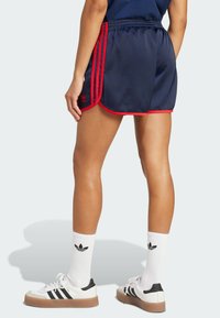 adidas Originals SPRINTER - Šortky - night indigo   better scarlet