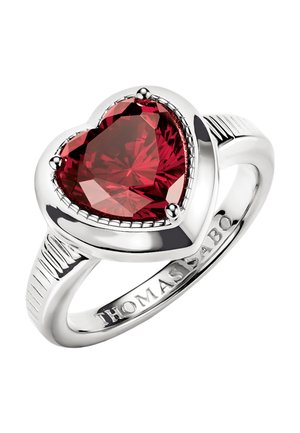 Silberner Ring mit großem facettiertem, herzförmigem rotem Edelstein, auf dem Ringband mit "THOMAS SABO" graviert.