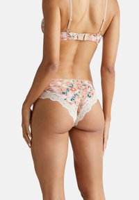 Set di lingerie con motivo floreale caratterizzato da una base rosa con fiori blu e arancioni, dettagli in pizzo sui bordi dello slip e spalline regolabili.