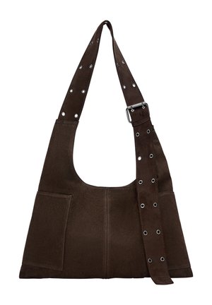 Sac d’épaule en daim marron avec une large bandoulière réglable comportant des œillets métalliques et une boucle, ainsi que deux poches plaquées à l’avant.
