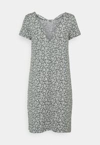 Kwiatowa sukienka w stonowanej zieleni z krótkimi rękawami, dekoltem w serek i koronkowym detalem na dekolcie. Posiada małe białe kwiatki.