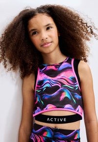 Crna sportska kratka majica s živopisnim valovitim uzorcima u ružičastoj, plavoj i zelenoj boji, s crnim remenom s natpisom "ACTIVE".