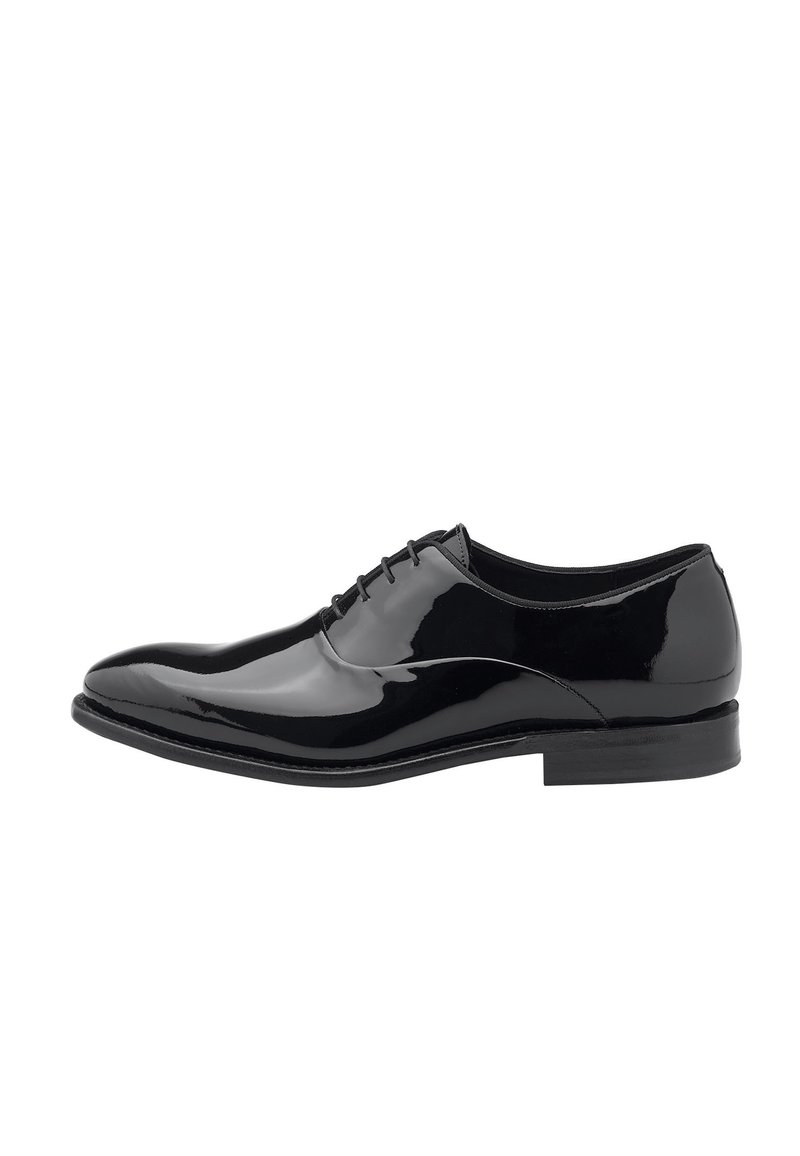 Chaussure de ville en cuir verni noir avec une surface lisse et brillante, à lacets à l'avant, à bout effilé et à talon bas et plat.