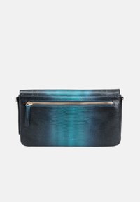 Zwarte en teal gestructureerde leren clutch met een ritsvak en gouden hardwareaccenten. Rechthoekige vorm, gladde afwerking.