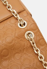 Calvin Klein LOCK CROSSBODY - Torebka