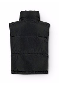 Svart pufferväst med hög krage, med en quiltad design, slät textur och horisontella sömmar. Inga synliga detaljer eller accenter.