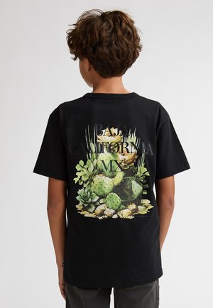 Camiseta negra de algodón con un gráfico colorido de cactus y suculentas, con el texto "BAJA CALIFORNIA MX" destacado.