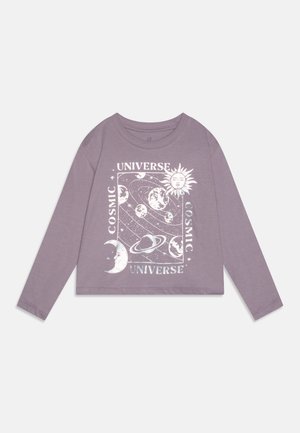 Lilla langermet crop topp laget av bomull med et hvitt kosmisk trykk med sol, måne og planeter sentrert på fronten.