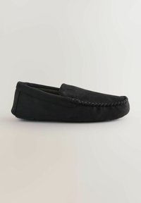 Sorte ruskind mokkasinslipper med lav profil, rund tå, vævet detalje langs sømmen og tekstureret indvendig foring.