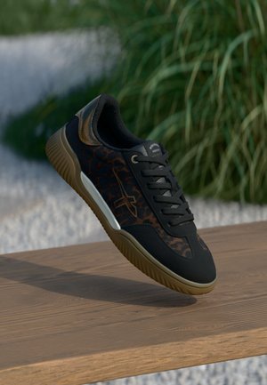Schwarzer Sneaker mit braunem Tiermuster, strukturiertem Obermaterial und beiger Gummisohle. Verfügt über schwarze Schnürsenkel und silberne Akzente. Leichtes Design.