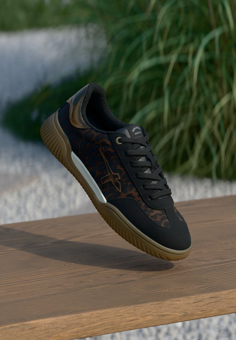 Baskets noires avec imprimé animal marron, tige texturée et semelle en caoutchouc beige. Présentent des lacets noirs et des accents argentés. Design léger.