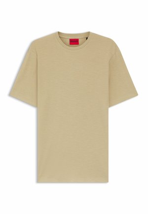 T-shirt beige à manches courtes avec col rond, étiquette de marque rouge à l'intérieur du col, présenté à plat sur un fond blanc.